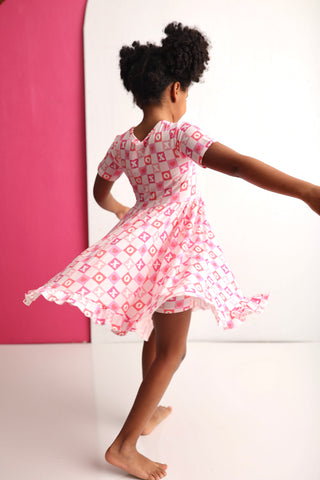 X'S & O'S SHORT SLEEVE DREAM RUFFLE DRESS